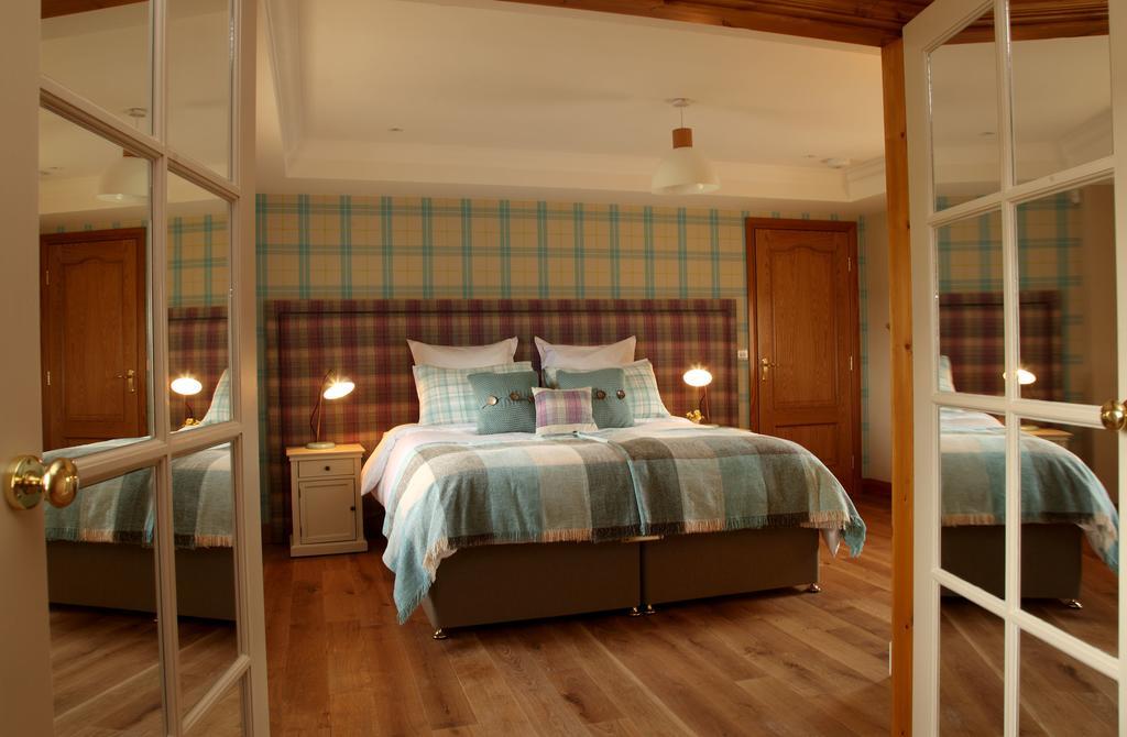 Hawkswood House And The Roundel Villa Peat Inn Room photo